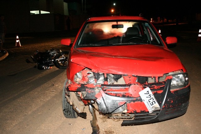 Bombeiros socorrem motociclista vítima de acidente no Centro