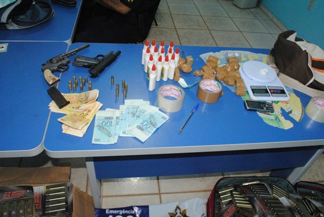 Polícia Militar apreende armas e drogas no Cristo Rei