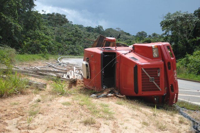 Carreta tomba na Serra de Colorado; acidente poderia ter virado tragédia