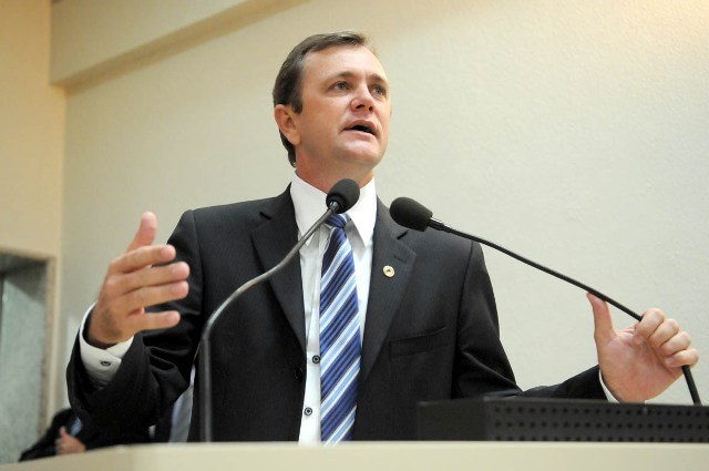 Deputado que critica cargos de Rover lotou mãe de vereadora em seu gabinete