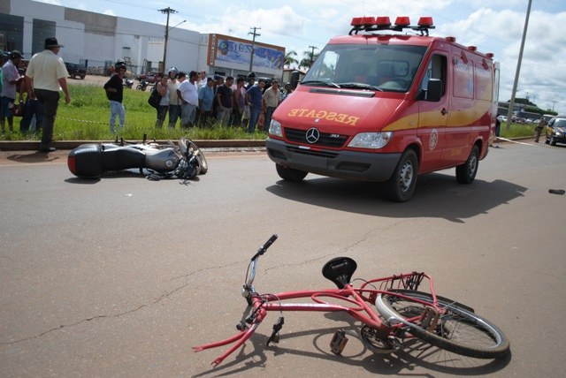 Veja fotos: homem morre em batida de moto com bicicleta em Vilhena