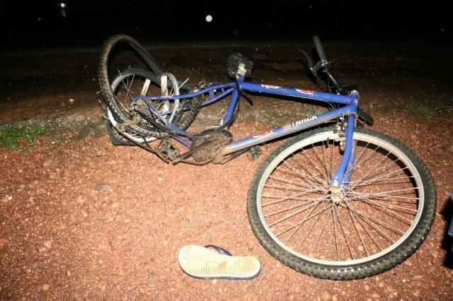 Motorista atropela ciclista em Vilhena, ensaia socorro, mas depois foge