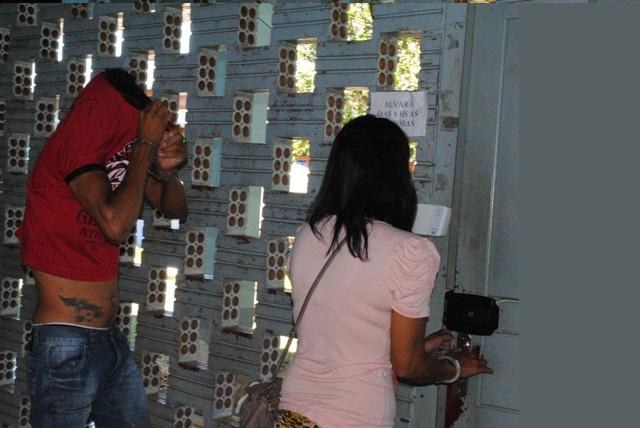 Dupla é presa ao tentar entrar no presídio com drogas escondidas no corpo