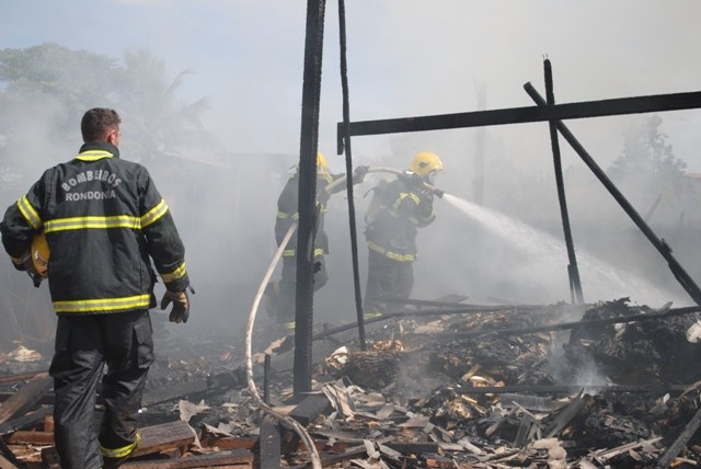 Incêndio destrói depósito de marcenaria no Parque Industrial São Paulo 