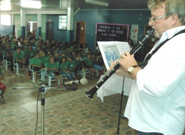 Comemorando Dia do Livro, acadêmicos levam música e poesia a escola de Vilhena