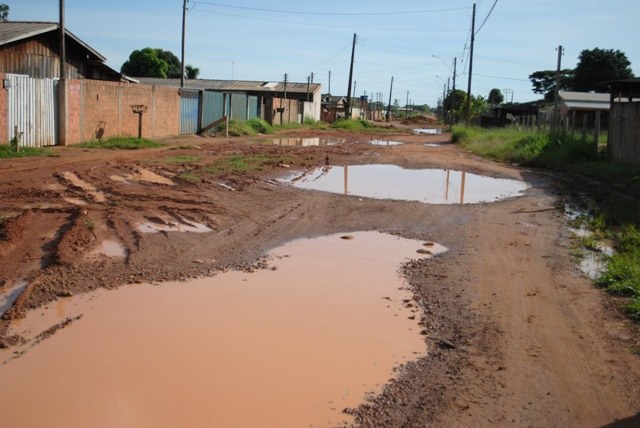 Obras atrasam, empreiteira some e moradores se irritam com transtornos