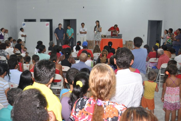 Casas populares: moradores apresentam queixas e denúncias; primeira-dama orienta
