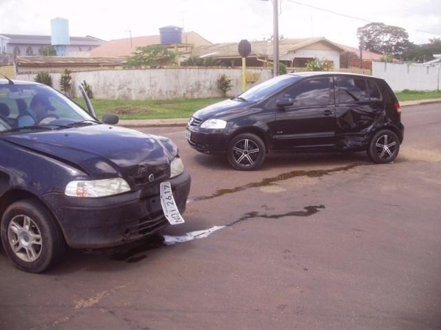 Bombeiros socorrem mulher que se envolveu em acidente no centro de Vilhena 