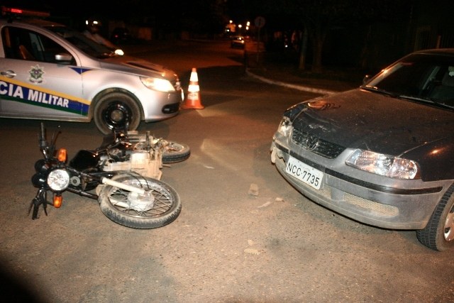 Acidente no centro envolvendo motocicleta e veículo deixa uma pessoa ferida