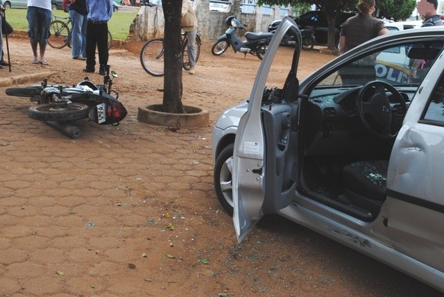 Acidente em frente ao Hospital Regional de Vilhena deixa motoqueiro ferido