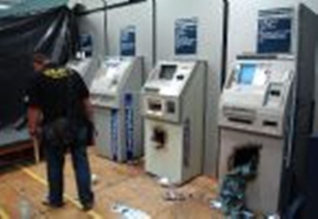 Em cidade vizinha, guardas da Prefeitura ajudam arrombadores de caixa eletrônico