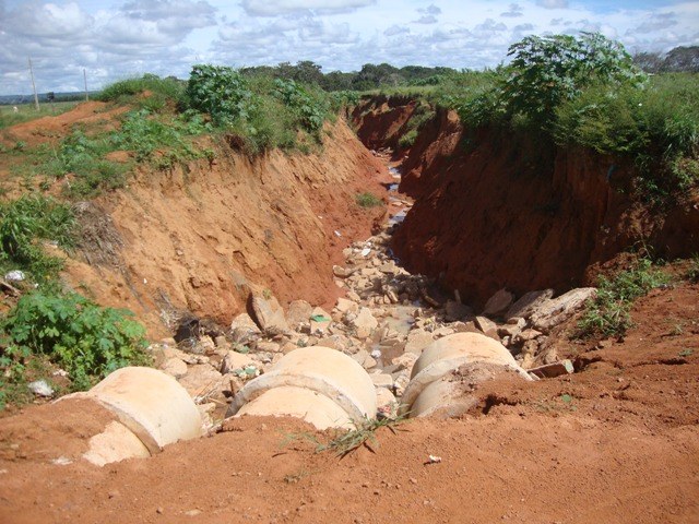 Enquanto grandes obras beneficiam alguns, moradores da periferia sofrem