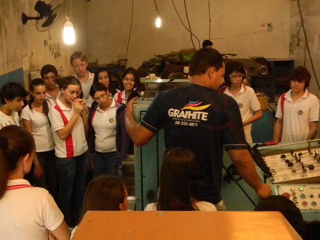 Alunos visitam FOLHA DO SUL e acompanham impressão de jornal “ao vivo”