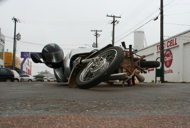 Veículo cruza preferencial e causa queda de motociclista no centro de Vilhena