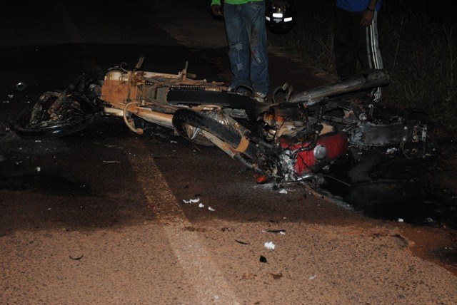 Veja fotos: motos batem, pegam fogo, matam dois e deixam um ferido