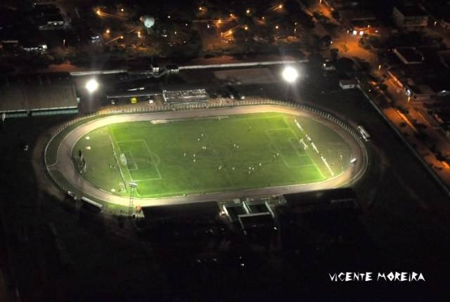 VEC bate Genus, mantém liderança e chega aos 10 jogos sem perder
