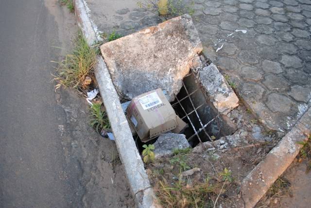 Bueiros se transformam em armadilhas no centro da cidade e moradores denunciam