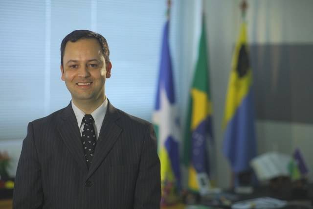 Secretário de Educação anuncia contratação de 800 professores emergenciais