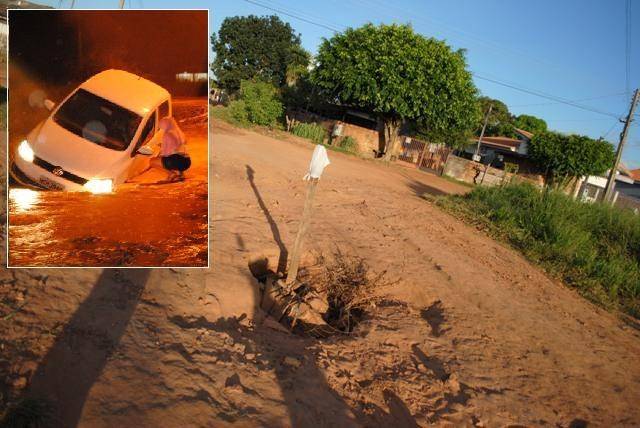 Buraco que quase engoliu veículo no bairro Marcos Freire continua aberto
