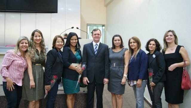 Através de servidoras da Defensoria, Goebel homenageia Dia das Mães na ALE