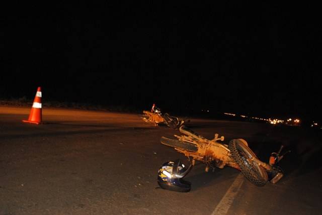 Motociclistas se envolvem em acidente na BR 364, ambas sofreram escoriações
