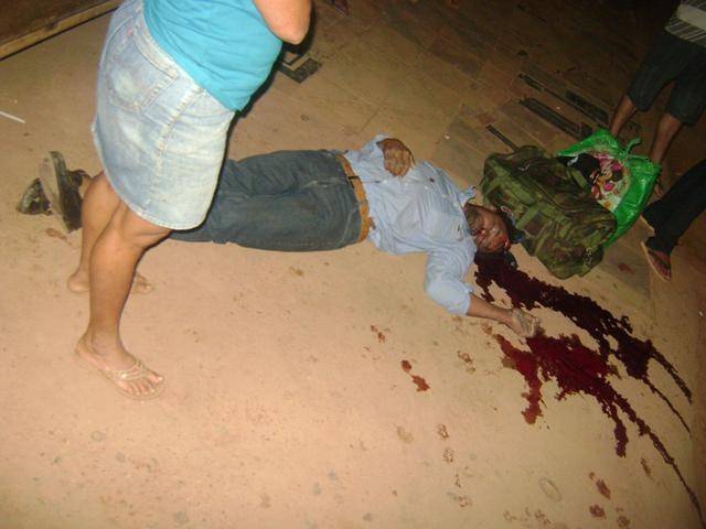 Fotos chocantes: homem é assassinado com tiro na cabeça em frente à esposa