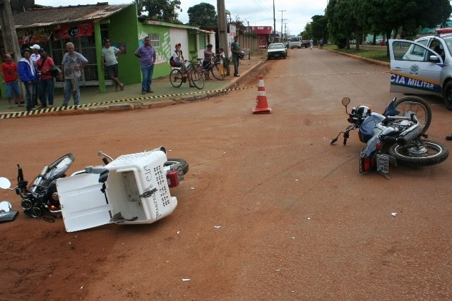Motos se chocam em cruzamento de avenidas e condutores vão parar no hospital