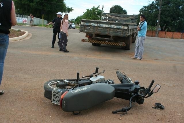 Motociclista se envolve em acidente e quase é atropelada por terceiro veículo