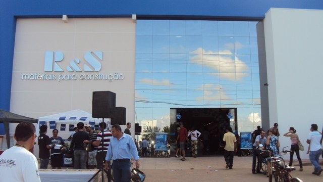 Loja promove feirão e oferece mercadorias com até 70% de desconto