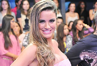 Ex-BBB Laisa protagoniza uma evangélica que namora um ex-viciado