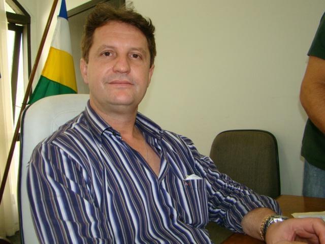 Rover desobedece lei federal e não paga piso salarial a professores municipais