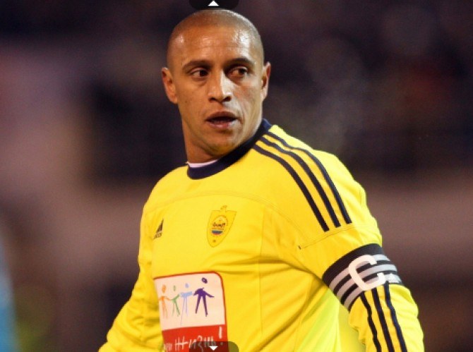 A Justiça do Trabalho bloqueia R$ 360 mil do jogador Roberto Carlos 