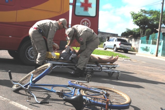 Ciclista de 69 anos fica ferido em acidente com táxi na Major Amarante