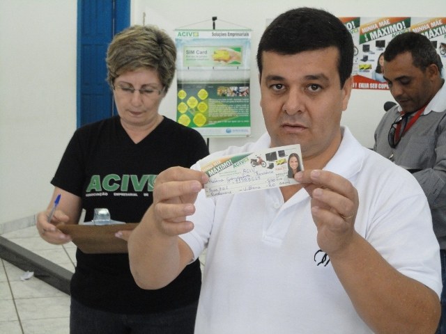 ACIV sorteia prêmios de promoção e mulher de 60 anos vence desafio