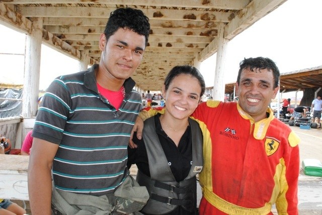Garota de apenas 14 anos corre entre os marmanjos do Kart rondoniense 