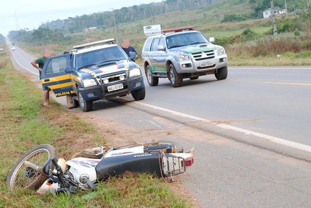 Atingido por bitrem, motoqueiro é arrastado por dez metros, mas sobrevive