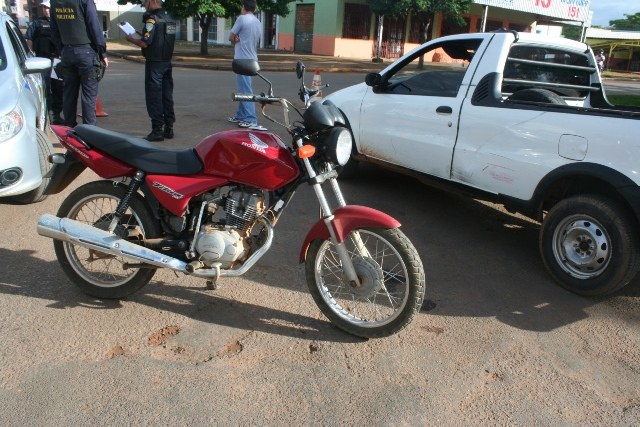 Motociclista envolvida em acidente é levada ao HR com dores na coluna