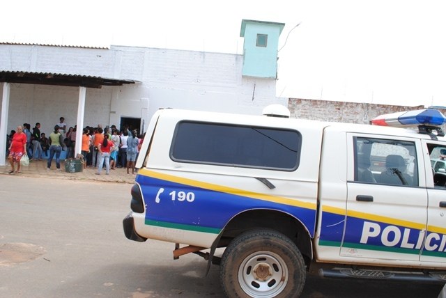 Direção de presídio suspende visitas e presos se rebelam; PM faz disparos