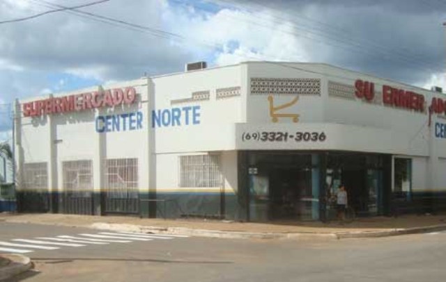 Homens invadem supermercado durante a noite e furtam cigarros e dinheiro