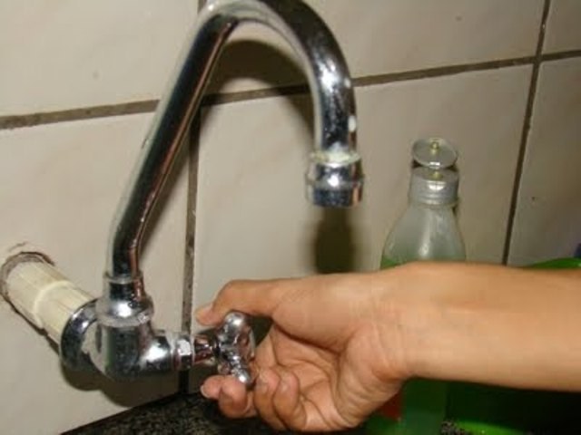 Bairro inteiro fica sem água em Vilhena; vazamento na rede motivou interrupção