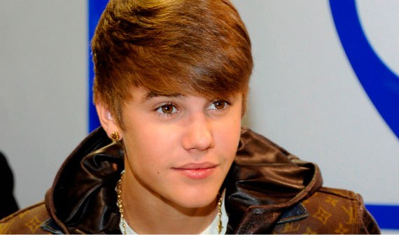 Justin Bieber bate em parede de vidro e desmaia após show