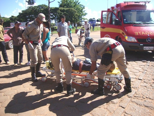 Veja fotos: ciclista “atropela” caminhão e mobiliza Corpo de Bombeiros