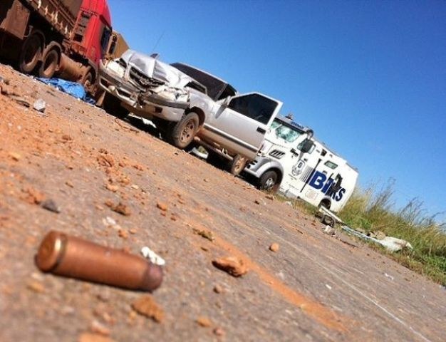Bandidos em caminhonete com placa de Rondônia explodem carro forte no MT
