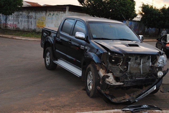 Veículos ficam destruídos após colisão, mas condutores escapam ilesos