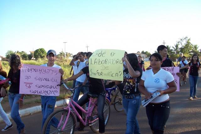 ALUNOS PROTESTAM CONTRA DIRETORA