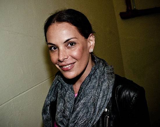 A atriz Carolina Ferraz recebe proposta milionária para posar nua