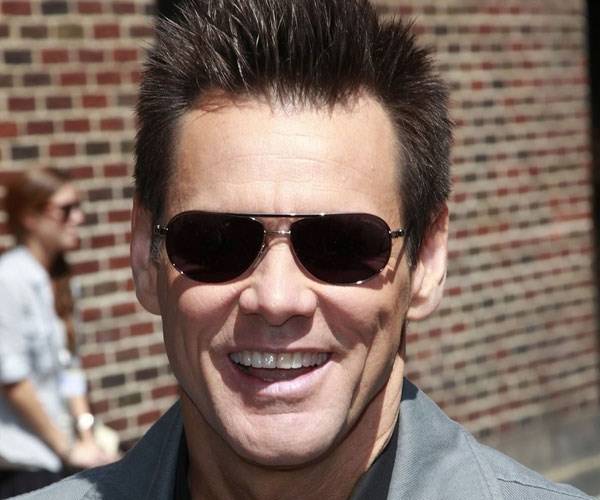 Jim Carrey rebate críticas da ex sobre não querer visitar o filho dela