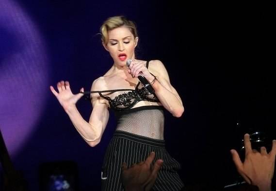 Durante show na Turquia Madonna mostra seio para o público