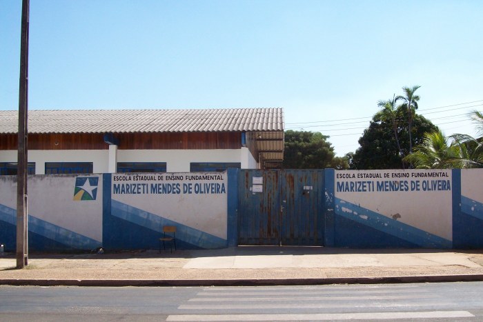 ALUNOS DA ESCOLA MARIZETI PROTESTAM CONTRA PROFESSORA