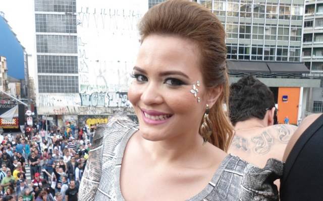 Na parada gay, Geisy Arruda diz que é travesti e nasceu operada